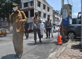 CEGAH PENULARAN COVID 19, FORKOPIMDA PROVINSI RIAU DAN FORKOPIMDA KOTA PEKANBARU LAKSANAKAN PENYEMPROTAN DISINFEKTAN