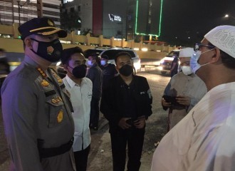 KAPOLRESTA PEKANBARU MEMASTIKAN KEAMANAN PEMAKAMAN USTADZ TENGKU ZULKARNAIN